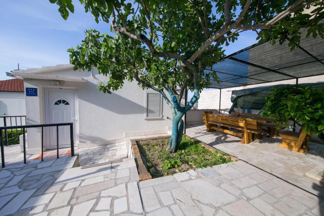 Strma Apartments Вис Екстериор снимка